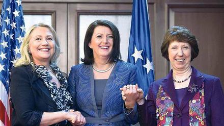 Demonstrativer Beistand: US-Außenministerin Hillary Clinton (links) und die EU-Außenbeauftragte Catherine Ashton besuchten gemeinsam die kosovarische Präsidentin Atifete Jahjaga. Für Clinton war es zugleich die Abschiedsreise als Außenministerin. Foto: Saul Loeb/dapd