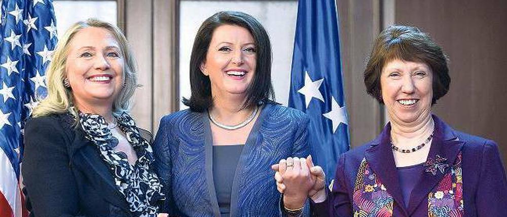 Demonstrativer Beistand: US-Außenministerin Hillary Clinton (links) und die EU-Außenbeauftragte Catherine Ashton besuchten gemeinsam die kosovarische Präsidentin Atifete Jahjaga. Für Clinton war es zugleich die Abschiedsreise als Außenministerin. Foto: Saul Loeb/dapd