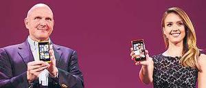 Zeigt her eure Handys. Microsoft-Chef Steve Ballmer und Schauspielerin Jessica Alba. Foto: AFP