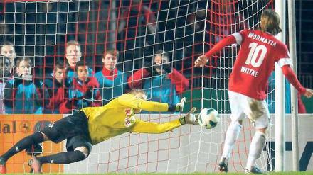 Kölner Held. Timo Horn hält den Elfmeter des Wormsers Kevin Wittke. Foto: dapd