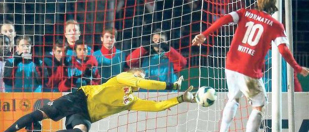 Kölner Held. Timo Horn hält den Elfmeter des Wormsers Kevin Wittke. Foto: dapd