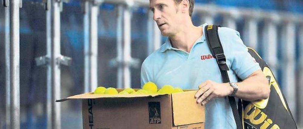 Einpacken, bitte! Zehn Jahre war Patrik Kühnen Chef des deutschen Davis-Cup-Teams. Nun räumt er seinen Stuhl. Foto: dpa
