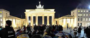 Bei eisigen Temperaturen halten die Flüchtlinge im Hungerstreik auch nachts auf dem Pariser Platz aus. Die mit Protestslogans bemalten Schirme gelten als Kunstgegenstände und dürfen deshalb bleiben. 