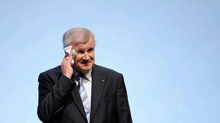 Da kann man schon mal ins Schwitzen kommen. Horst Seehofer muss 2013 für die CSU die bayrische Landtagswahl gewinnen, sonst wird es eng für ihn.