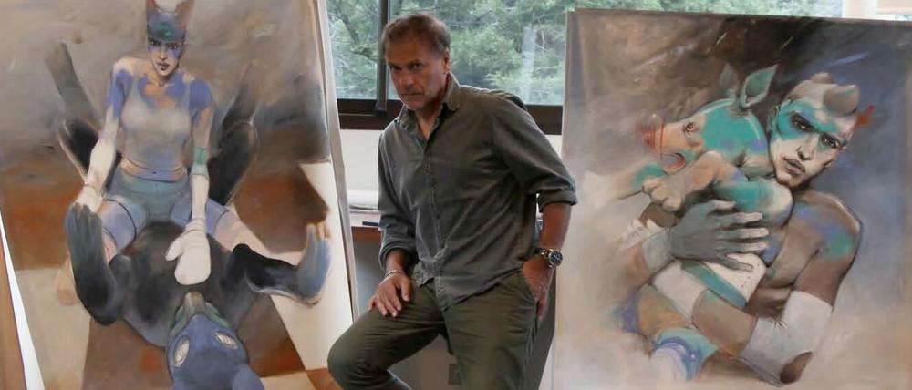 Im Atelier: Bilal mit zwei seiner Werke.