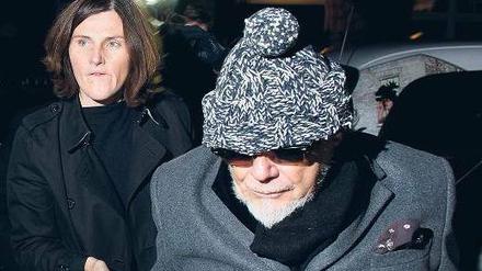 Der 68-jährige frühere Rockstar Gary Glitter kehrt am Sonntagabend in London nach zehnstündigem Verhör durch die Polizei nach Hause zurück. Er war in der Vergangenheit wegen einschlägiger Delikte verurteilt worden. 
