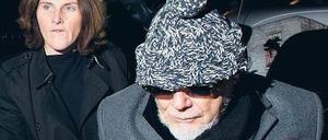 Der 68-jährige frühere Rockstar Gary Glitter kehrt am Sonntagabend in London nach zehnstündigem Verhör durch die Polizei nach Hause zurück. Er war in der Vergangenheit wegen einschlägiger Delikte verurteilt worden.