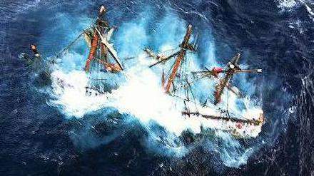 Sinkende Bounty. Die US-Küstenwache hat dieses Foto vom Rettungshubschrauber aus aufgenommen.