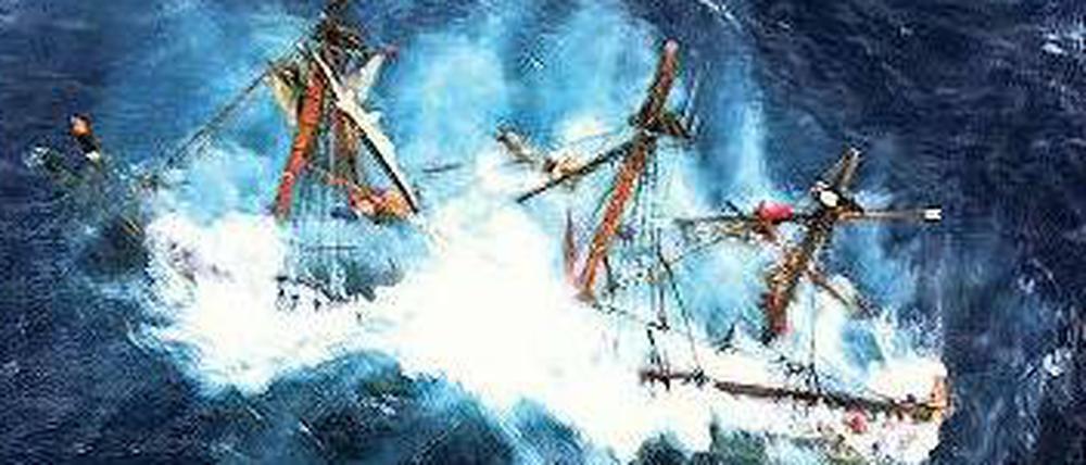 Sinkende Bounty. Die US-Küstenwache hat dieses Foto vom Rettungshubschrauber aus aufgenommen.