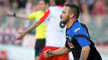 Paderborns Torschütze Deniz Naki jubelt nach seinem Treffer zum 0:1.