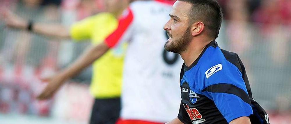 Paderborns Torschütze Deniz Naki jubelt nach seinem Treffer zum 0:1.