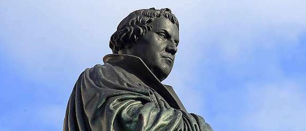 Das Denkmal für den deutschen Reformator Martin Luther steht in Wittenberg.