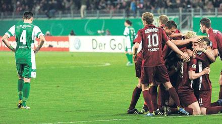 Allein in Offenbach. Während die Spieler der Kickers den 1:0-Führungstreffer bejubeln, ahnt Unions Roberto Puncec (links) schon das Pokalaus. Zuvor waren bereits Hertha BSC in der ersten und der Berliner AK in der zweiten Runde gescheitert. Foto: dpa