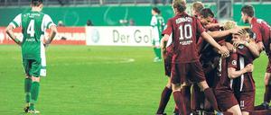 Allein in Offenbach. Während die Spieler der Kickers den 1:0-Führungstreffer bejubeln, ahnt Unions Roberto Puncec (links) schon das Pokalaus. Zuvor waren bereits Hertha BSC in der ersten und der Berliner AK in der zweiten Runde gescheitert. Foto: dpa