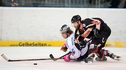 Duell der Stürmer. Doch sowohl der Berliner Claude Giroux (links) als auch Hannovers Sascha Goc gingen leer aus.