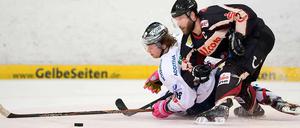 Duell der Stürmer. Doch sowohl der Berliner Claude Giroux (links) als auch Hannovers Sascha Goc gingen leer aus.