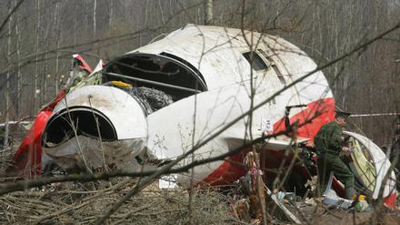 Am Wrack der polnischen Unglücksmaschine wurden angeblich Sprengstoffreste gefunden.
