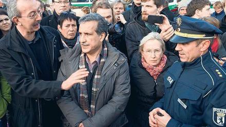Botschafter. Mittes Bezirksbürger Christian Hanke (SPD, links) kam am Mittwoch an den Pariser Platz, um mit den protestierenden Flüchtlingen zu sprechen. 