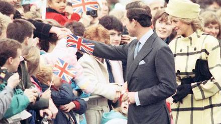 Mit Mann und Mantel. Königlicher Besuch auf dem Flugplatz Gatow. Foto: AP/dapd
