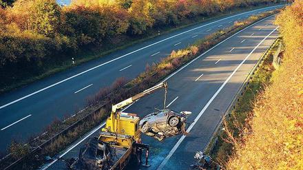 Rechnen lohnt sich. Wer bei einer teuren Versicherung ist, kann durch einen Wechsel mehrere hundert Euro sparen. Verbraucher sollten aber nicht nur auf den Preis schauen, sondern auch auf die Leistung, damit bei einem Unfall auch gezahlt wird. Foto: dapd