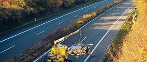 Rechnen lohnt sich. Wer bei einer teuren Versicherung ist, kann durch einen Wechsel mehrere hundert Euro sparen. Verbraucher sollten aber nicht nur auf den Preis schauen, sondern auch auf die Leistung, damit bei einem Unfall auch gezahlt wird. Foto: dapd