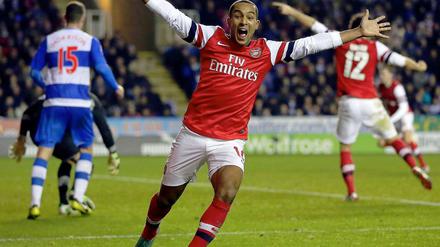 Theo Walcott bejubelt das späte 4:4 für Arsenal. In der Verlängerung kam es dann sogar noch besser für Arsenal.