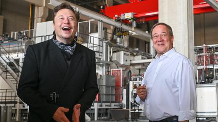13.8.2021, Brandenburg, Grünheide: Elon Musk (l.), Tesla-Chef, und Armin Laschet, CDU-Bundesvorsitzender und Ministerpräsident von Nordrhein-Westfalen