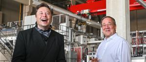 13.8.2021, Brandenburg, Grünheide: Elon Musk (l.), Tesla-Chef, und Armin Laschet, CDU-Bundesvorsitzender und Ministerpräsident von Nordrhein-Westfalen