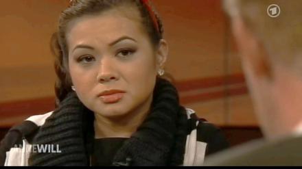 Tina K., Schwester des am Alexanderplatz zu Tode geprügelten Jonny K, spricht bei Anne Will über die Tatnacht.