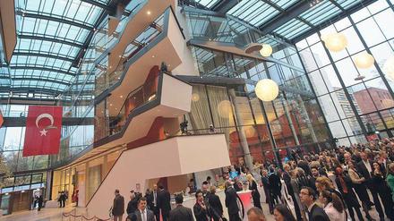 Ankaras Prunkstück: Ministerpräsident Recep Tayyip Erdogan hat am Dienstag das neue Gebäude in Berlin-Tiergarten eröffnet. Foto: Michael Kappeler/dpa