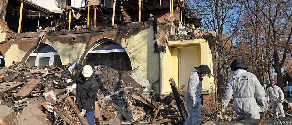 Polizisten untersuchen am 8.11.2011 in Zwickau die Überreste des Hauses der rechtsextremen Terrorzelle NSU. Ein Jahr später kritisieren Angehörige der Opfer Versäumnisse bei der Aufklärung.