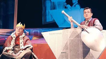 Endlich aufgeführt. Gustav Peter Wöhler (links) sprang in Erinnerung an seinen Freund Dirk Bach ein – und aus Solidarität für das Steglitzer Theater, das ums Überleben kämpft. Foto: dpa