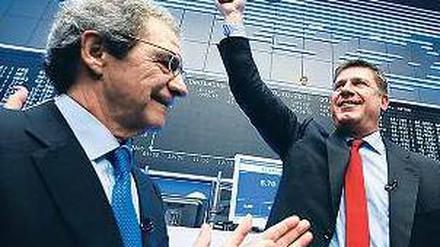 Auftakt. Deutschland-Chef René Schuster läutet zum Handelsstart die Glocke, Telefónica-Boss Cesar Alierta klatscht. Foto: Reuters