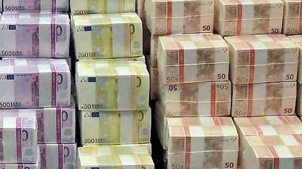 5,9 Milliarden Euro mehr Steuereinnahmen einstellen als bisher geplant: Bund, Länder und Gemeinden können erstmals mit mehr als 600 Milliarden Euro rechnen.