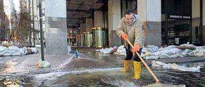 Nachdem "Sandy" vorbei gezogen ist, heißt es in New York: Aufräumen, bitte!