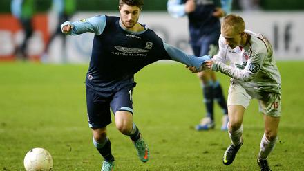 Hiergeblieben. Der Berliner Kevin Kruschke (r.) kann Moritz Stoppelkamp nicht aufhalten. Der Münchner warf den BAK mit zwei Toren fast im Alleingang aus dem Pokal.