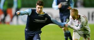 Hiergeblieben. Der Berliner Kevin Kruschke (r.) kann Moritz Stoppelkamp nicht aufhalten. Der Münchner warf den BAK mit zwei Toren fast im Alleingang aus dem Pokal.