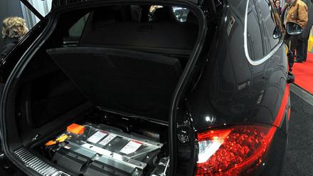 Die Batterie als Spaßbremse: Obwohl intensiv geforscht wird ist der Durchbruch nicht in Sicht. Aktuell liegt die maximale Reichweite für E-Autos bei rund 160 Kilometern. (Bild: Die Batterie eines Hybrid-Fahrzeugs von Porsche)