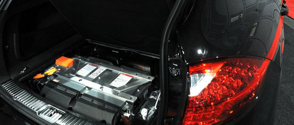 Die Batterie als Spaßbremse: Obwohl intensiv geforscht wird ist der Durchbruch nicht in Sicht. Aktuell liegt die maximale Reichweite für E-Autos bei rund 160 Kilometern. (Bild: Die Batterie eines Hybrid-Fahrzeugs von Porsche)