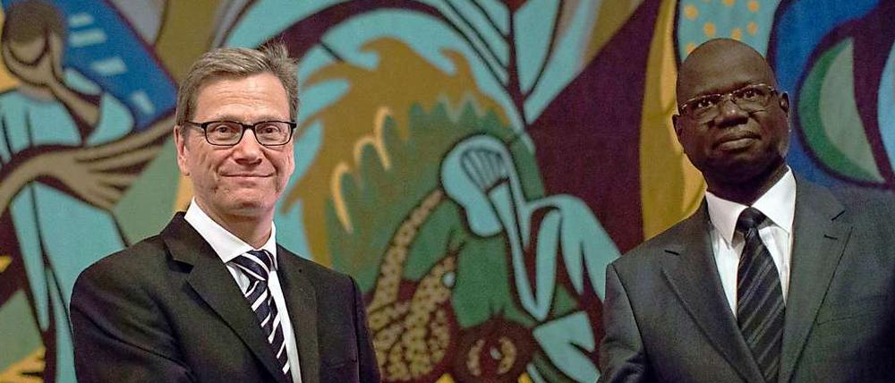 Außenminister Westerwelle wird zu Beginn seiner Afrikareise von Senegals Verteidigungsminister Augustin Tine begrüßt. 