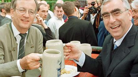 Alte Kontakte. Vor anderthalb Jahrzehnten stießen sie miteinander an - der ehemalige Siemens-Chef Heinrich von Pierer (l.) und der heutige Chef-Aufklärer Theo Waigel. 