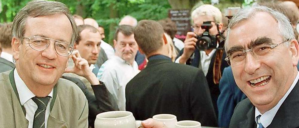 Alte Kontakte. Vor anderthalb Jahrzehnten stießen sie miteinander an - der ehemalige Siemens-Chef Heinrich von Pierer (l.) und der heutige Chef-Aufklärer Theo Waigel.