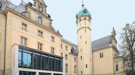 So sieht’s aus. Nach langer, langer Zeit ist die Bauplane verschwunden, der Blick wieder frei. Insgesamt wurden 14 Millionen Euro in die Sanierung gesteckt. Die Übergabe des Schlosses ist am 7. November vorgesehen.