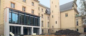 So sieht’s aus. Nach langer, langer Zeit ist die Bauplane verschwunden, der Blick wieder frei. Insgesamt wurden 14 Millionen Euro in die Sanierung gesteckt. Die Übergabe des Schlosses ist am 7. November vorgesehen.