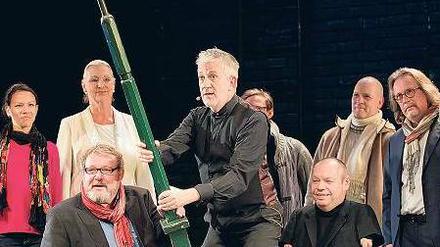 Laterne, Laterne. Moderator Ilja Richter versucht, die Gaslampe festzuhalten. Auch Schauspieler Walter Plathe (vorne l.), Bariton Thomas Quasthoff (3.v.r.) und Tagesspiegel-Autor Harald Martenstein (r.) standen bei der Benefizveranstaltung am Ku’damm auf der Bühne.