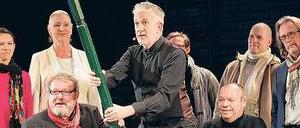 Laterne, Laterne. Moderator Ilja Richter versucht, die Gaslampe festzuhalten. Auch Schauspieler Walter Plathe (vorne l.), Bariton Thomas Quasthoff (3.v.r.) und Tagesspiegel-Autor Harald Martenstein (r.) standen bei der Benefizveranstaltung am Ku’damm auf der Bühne.