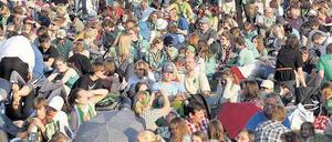 Spiegel der Vielfalt. Das Erbgut kann Genom-Historikern helfen, die Entwicklung des Menschen zu verstehen. Foto: dpa