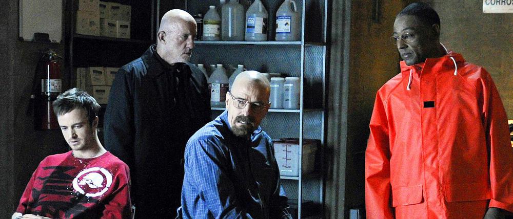 Vier Männer, eine Mission: v.l.n.r.: Jesse (Aaron Paul), Mike (Jonathan Banks), der kranke Chemielehrer Walter (Bryan Cranston) und Gus (Giancarlo Esposito) stellen gemeinsam die Droge Crystal Meth her.