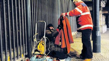 Harte Zeiten. Obdachlose brauchen Unterstützung. Diesem Mann bringt die Kältehilfe gerade Kleidung vorbei.     