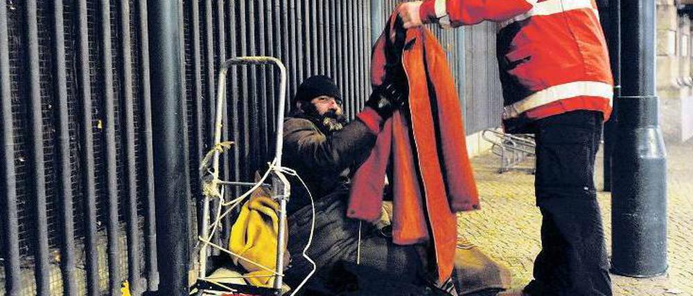 Harte Zeiten. Obdachlose brauchen Unterstützung. Diesem Mann bringt die Kältehilfe gerade Kleidung vorbei.     